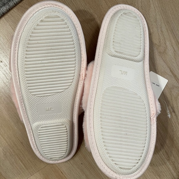 SPLENDID PINK FUZZY SLIPPERS M/L NEW MSRP $48 NWT - Picture 4 of 5